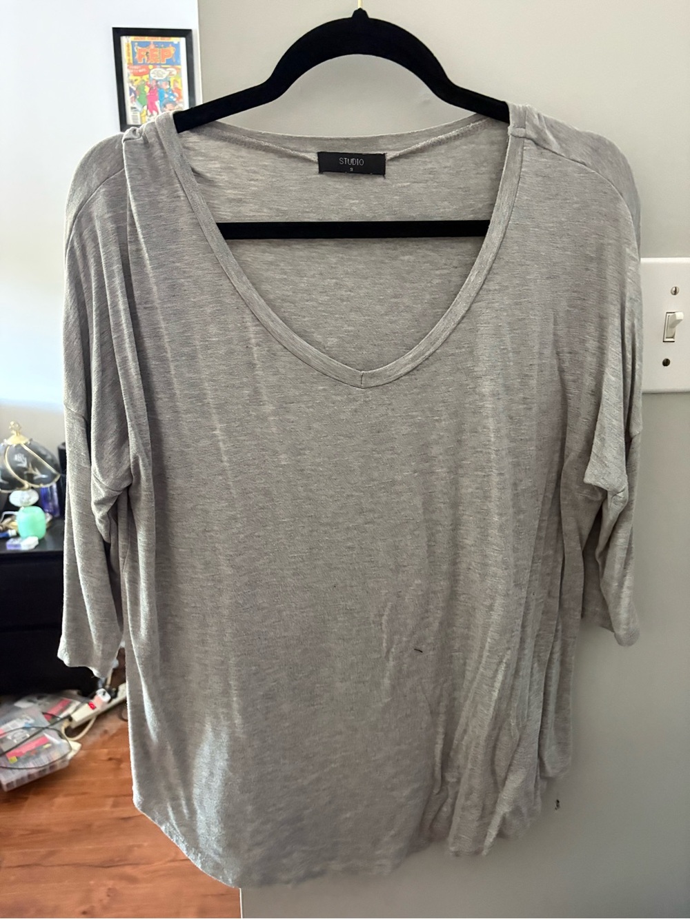 Lightweight V-Neck 3/4 Sleeve Top - Light Gray
